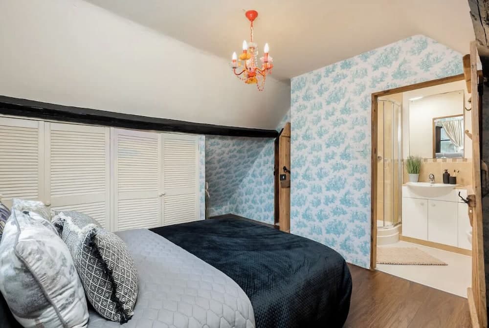 16th Century Thatched Cottage