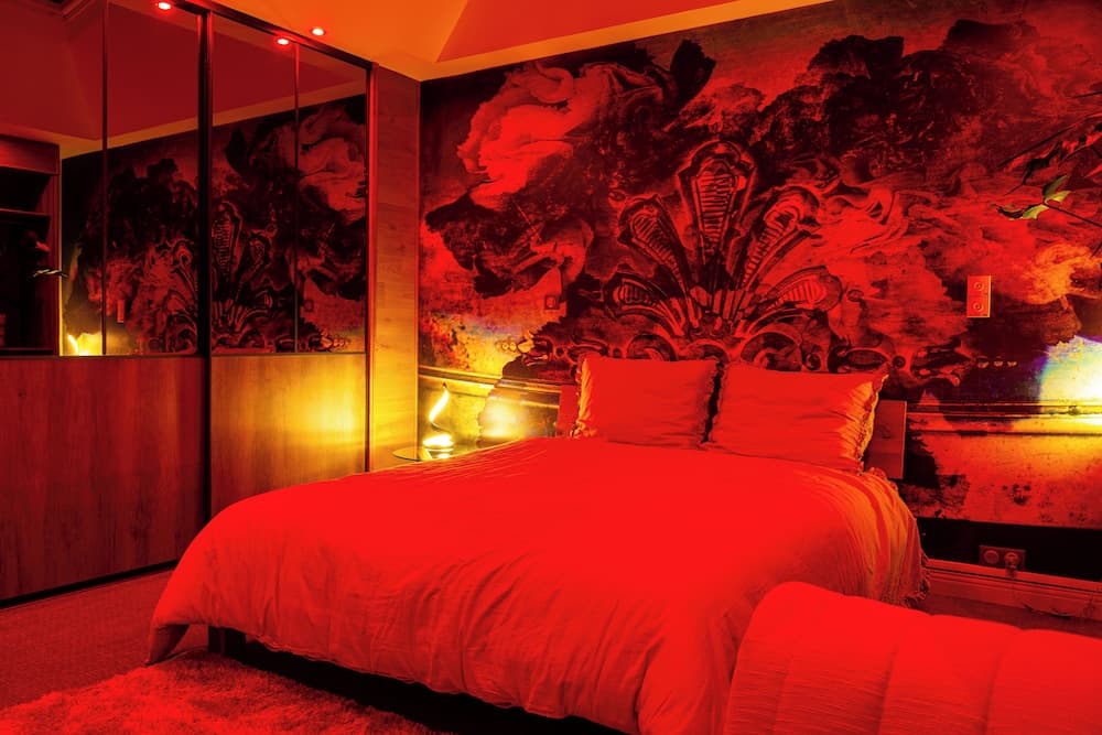 AKA LOVE ROOM