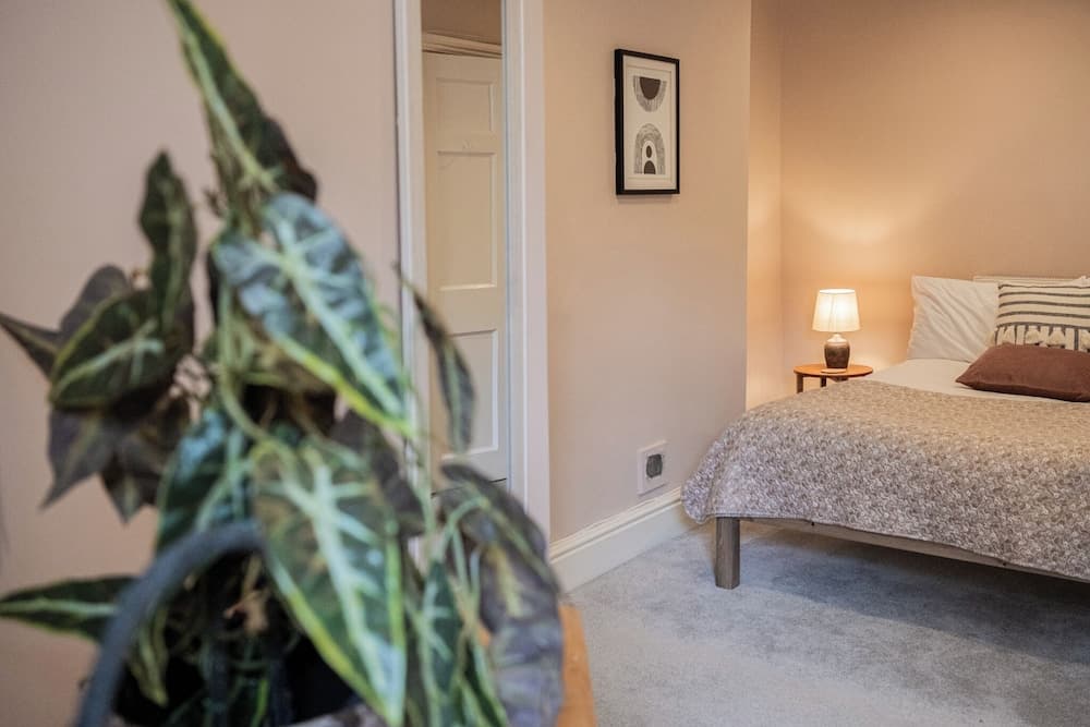 Central 1 Bed with Free Private Parking