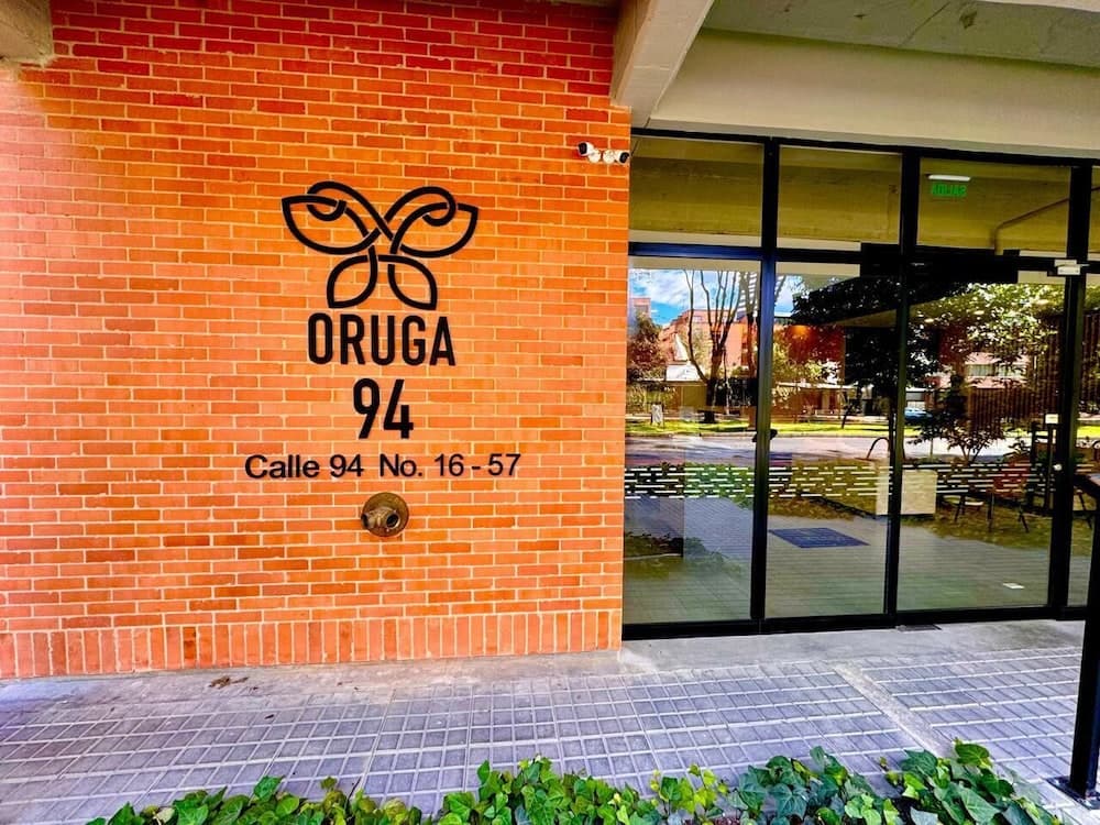 614-Estudio luminoso con balcón