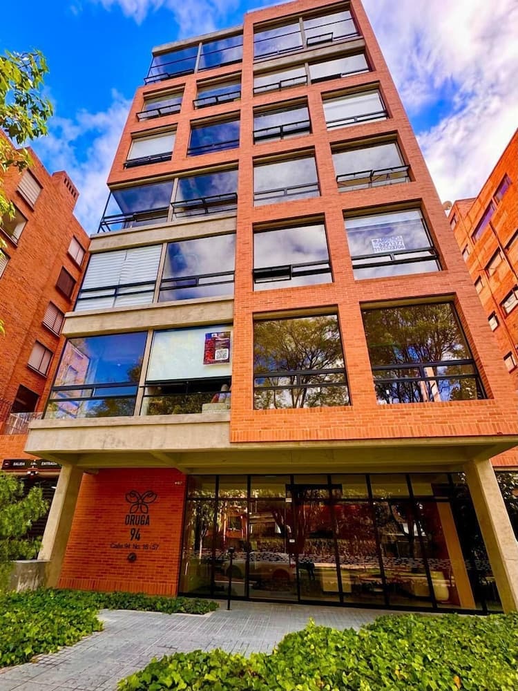 613-Estudio luminoso con balcón