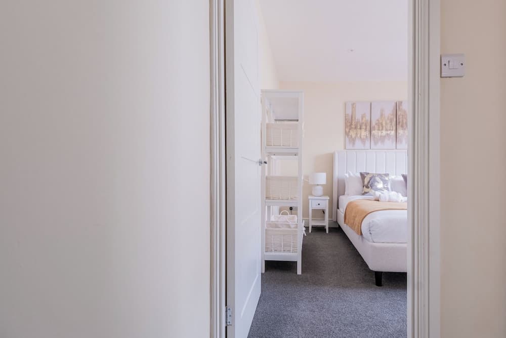 Stylish 2 Bed with Free Private Parking