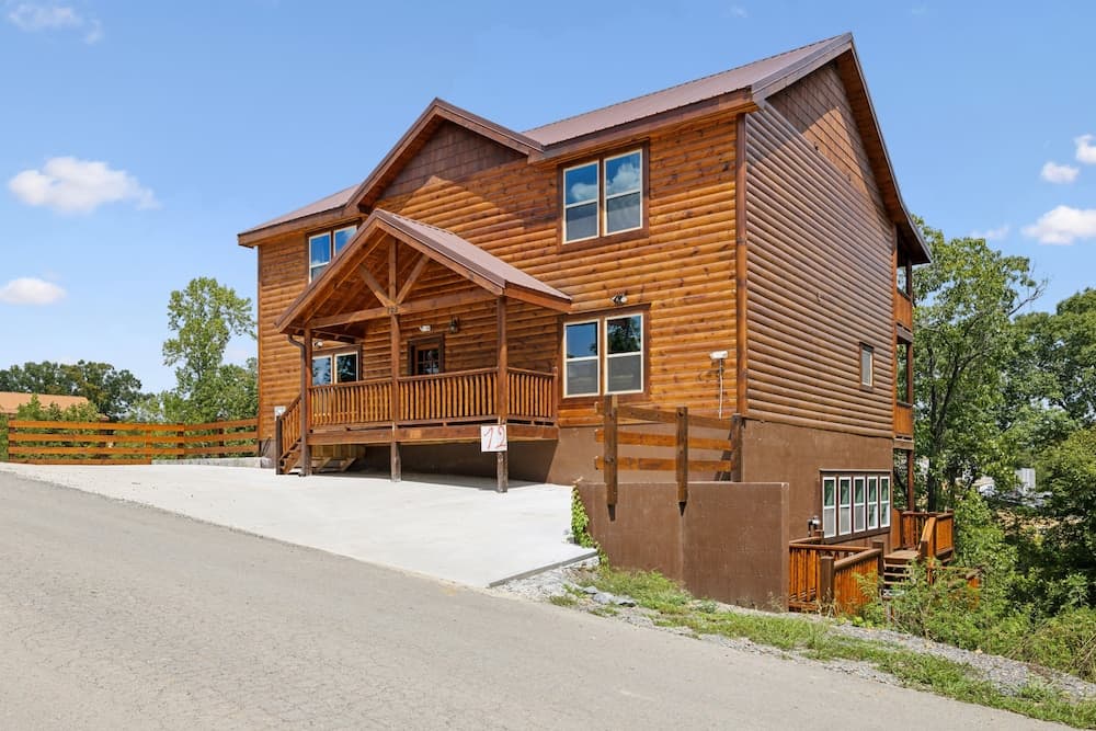 Smoky Mountain Splash 6 Bedroom Cabin by RedAwning