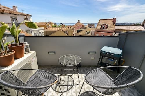 Alfama 2-Bed Minimalist Retreat For Digital Nomads & Remote Workers
