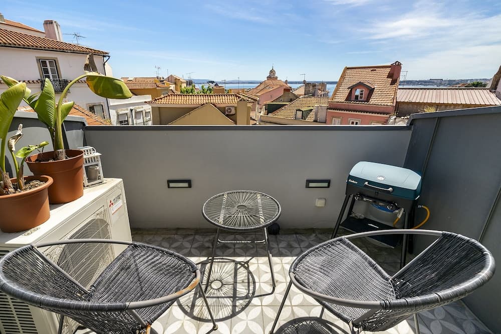 Alfama 2-Bed Minimalist Retreat For Digital Nomads & Remote Workers