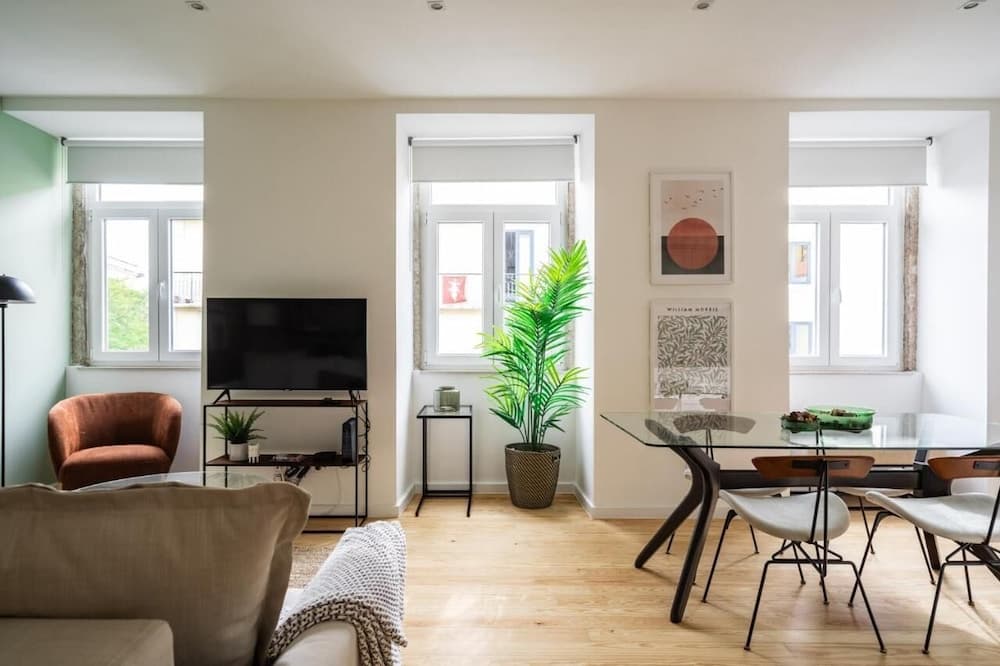 Chic 2-Bed Near Santos & Alcântara Perfect For Families & Couples