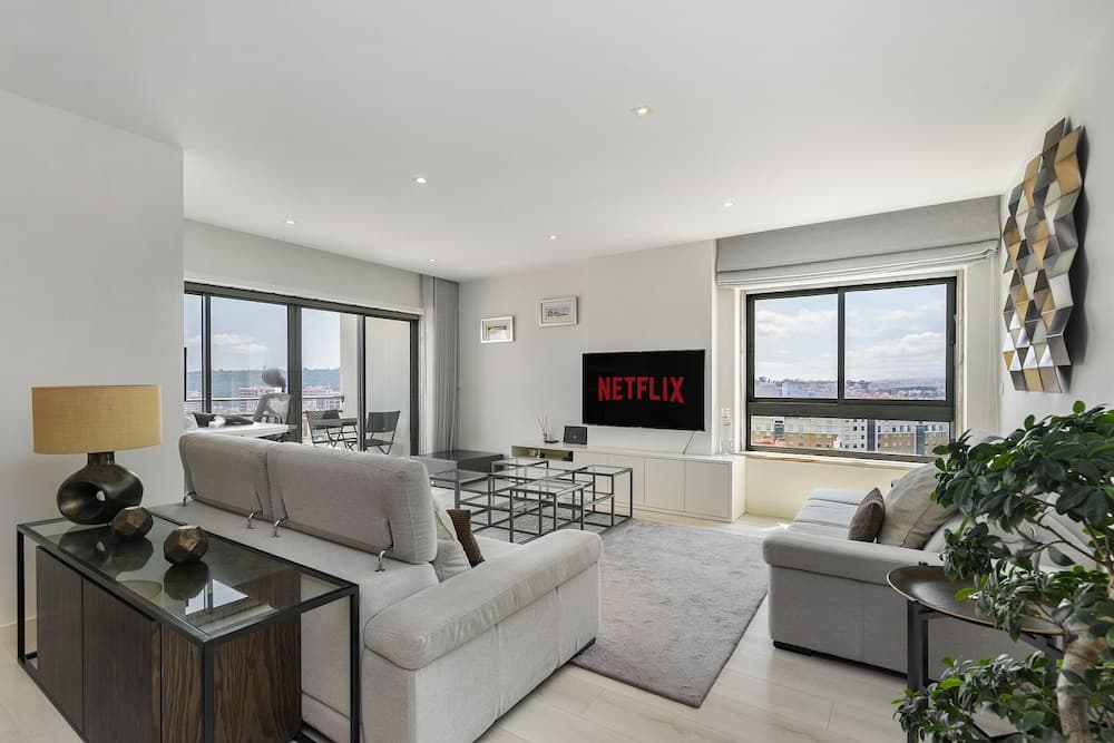 Family Condo: Urban Retreat W/Parking, Ac, Elevator In Great Location