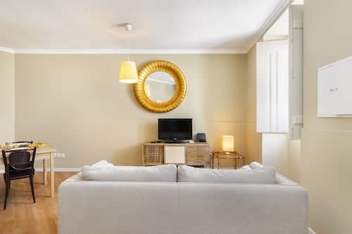 Urban Comfort: 1-Br Near Airport & Train Station