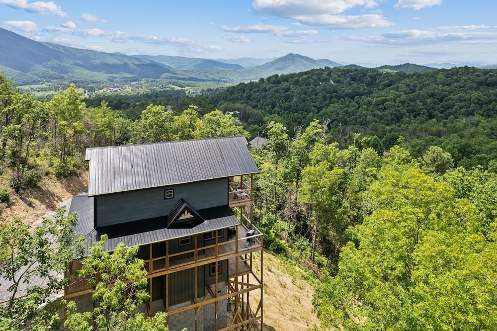 Jerne Ridge 7 Bedroom Cabin by RedAwning