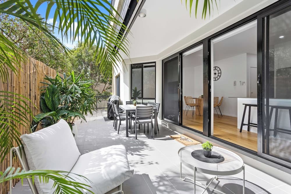 Private Burleigh Retreat a Walk to Beach