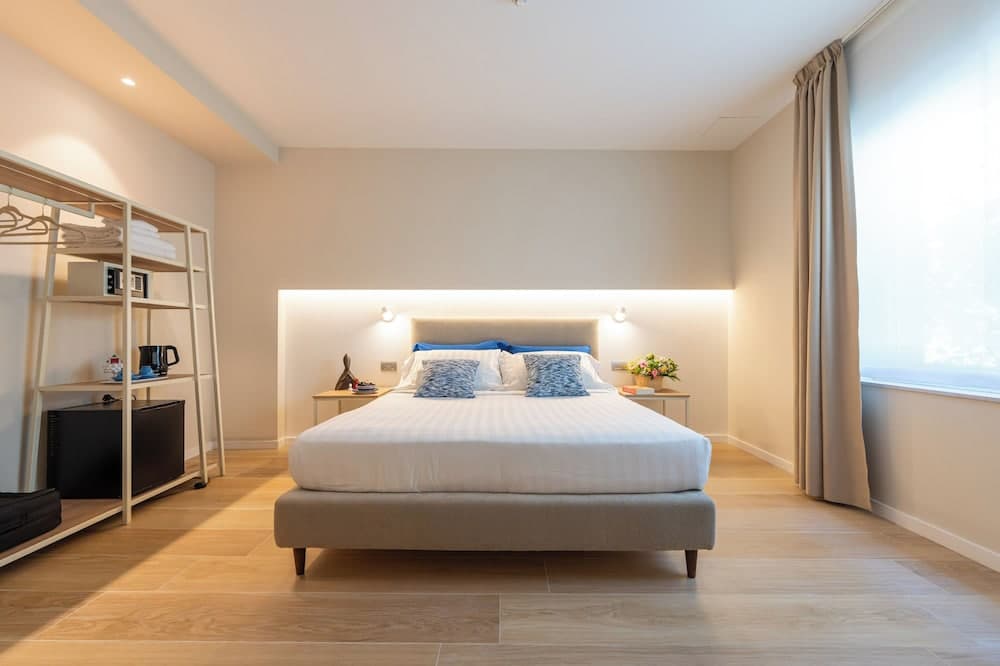 Six Luxury Room