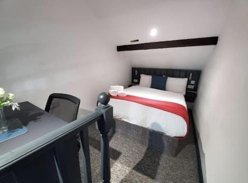 1 Bed Flat - Sleeps 2 - Parking - Balcony - Wifi