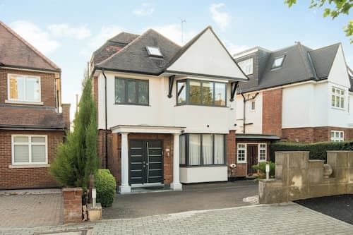 Luxurious 6-bed House With Pool and Free Parking