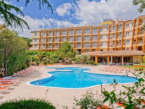 Aparthotel Tossa Park in Tossa de Mar Near Beach