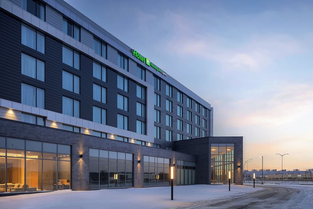 Holiday Inn Express Montreal Airport - St-Laurent by IHG