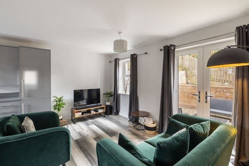 Host Stay Shipwright Lodge
