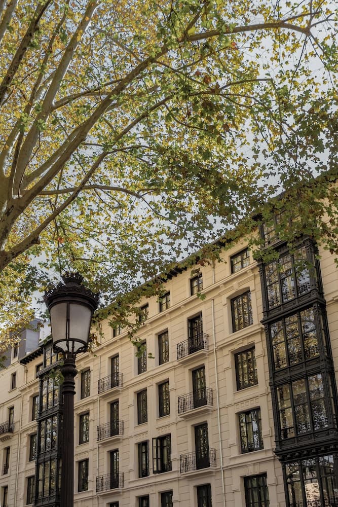 Batimont Suites & Apartments