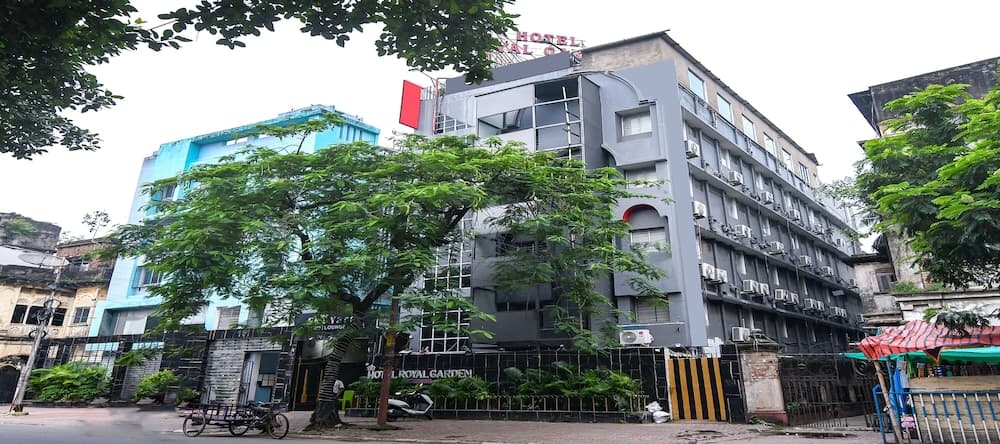 Fabhotel Royal Garden