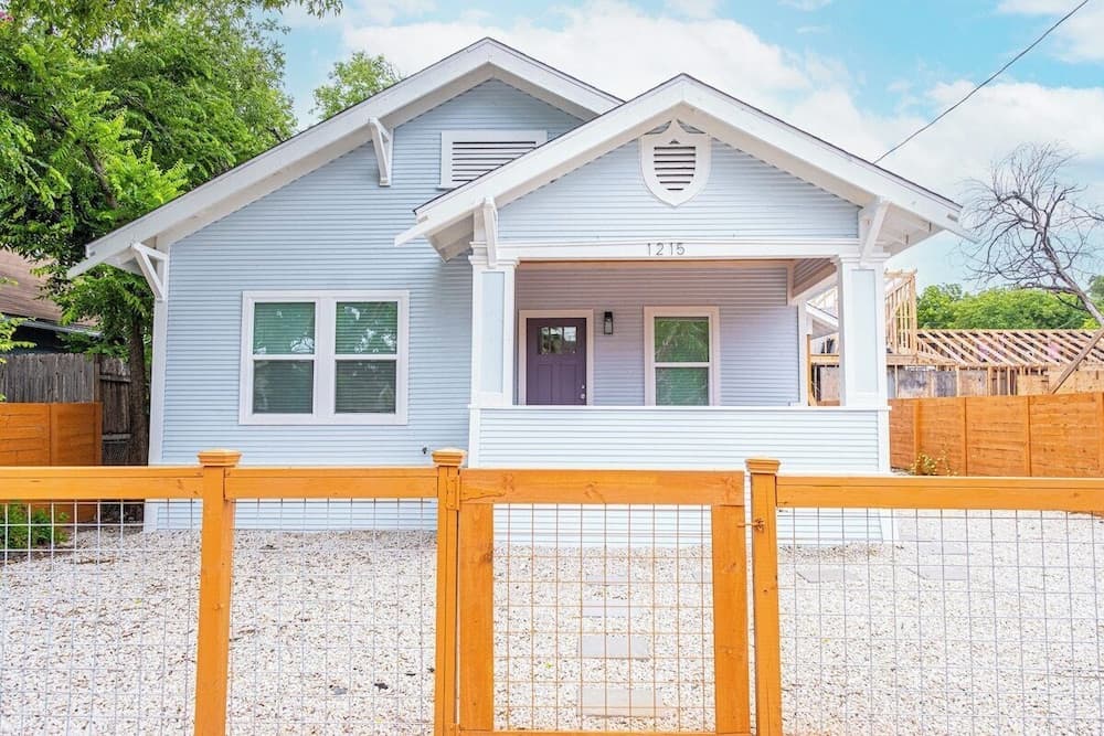 Stunning Elegance 4br/2.5 BA Near Vibrant Downtown