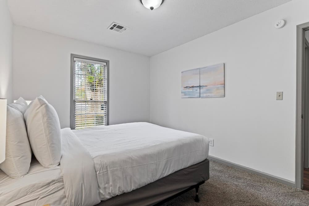 Midtown Fenced Yard  White Acres Retreat