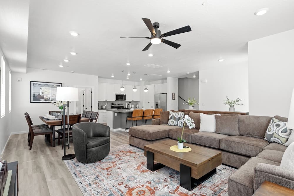 Touch of Class Stunning 5 Bdr!