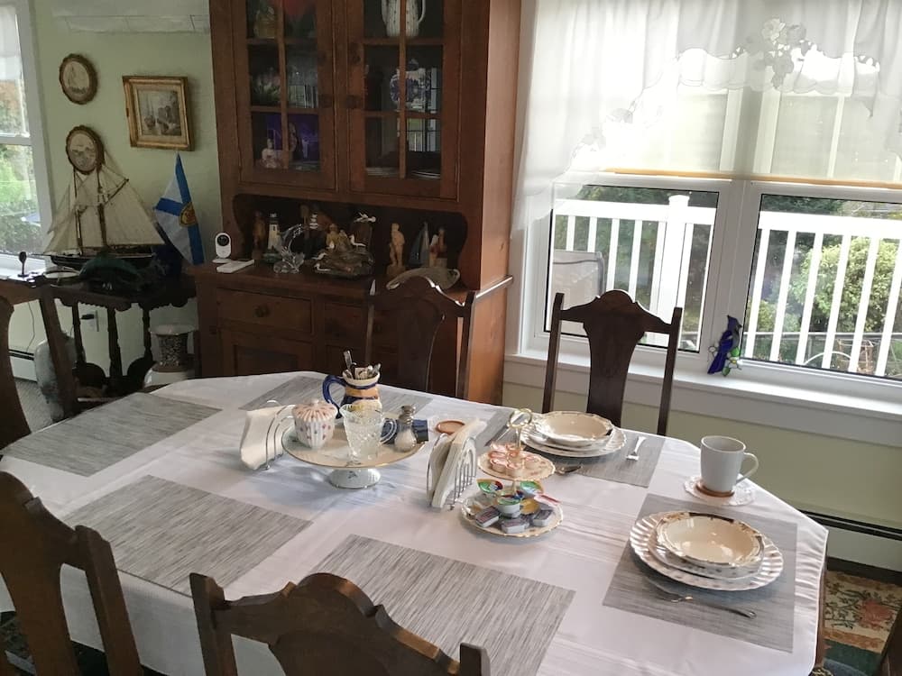 Odada yemek servisi