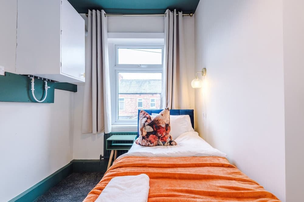 Charming 3-Bedroom House-Salford