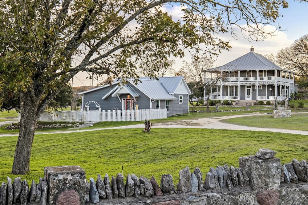 Kingsby Cottage - 1BR & Mountain Views