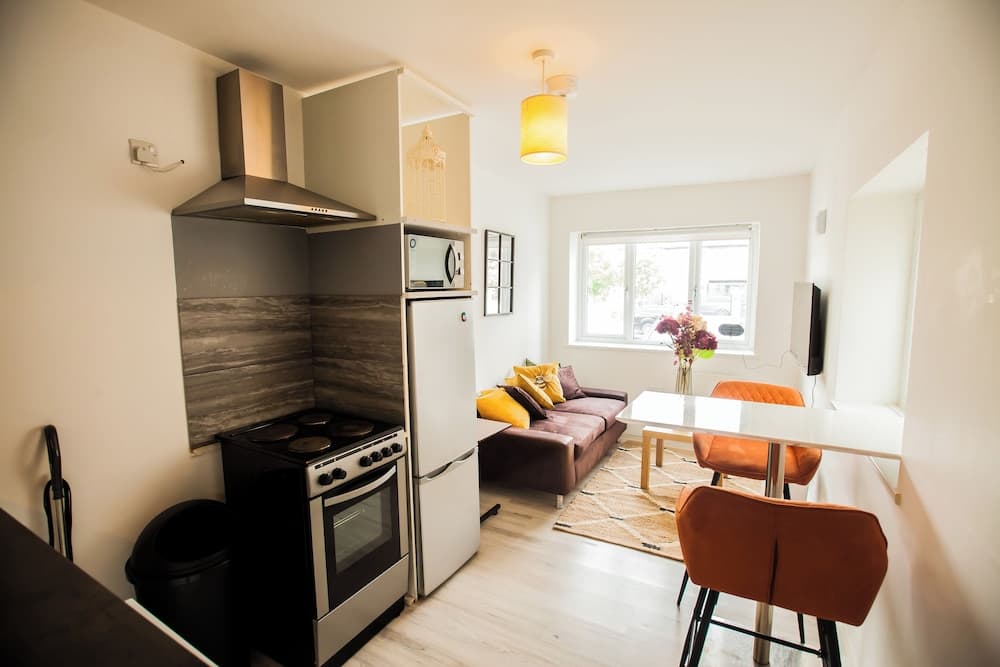 Coombe Hill 2 bedroom House & Parking