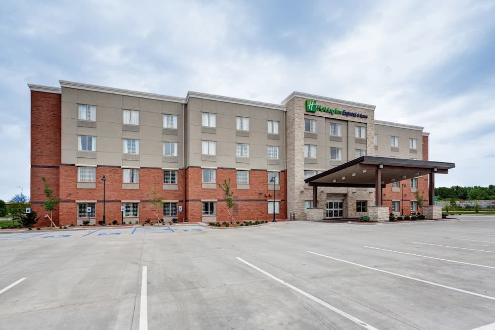 Holiday Inn Express & Suites Manhattan by IHG