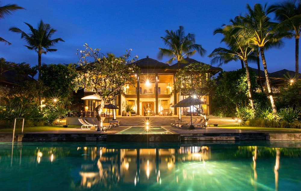 Konaklama yerinin ön cephesi - akşam/gece