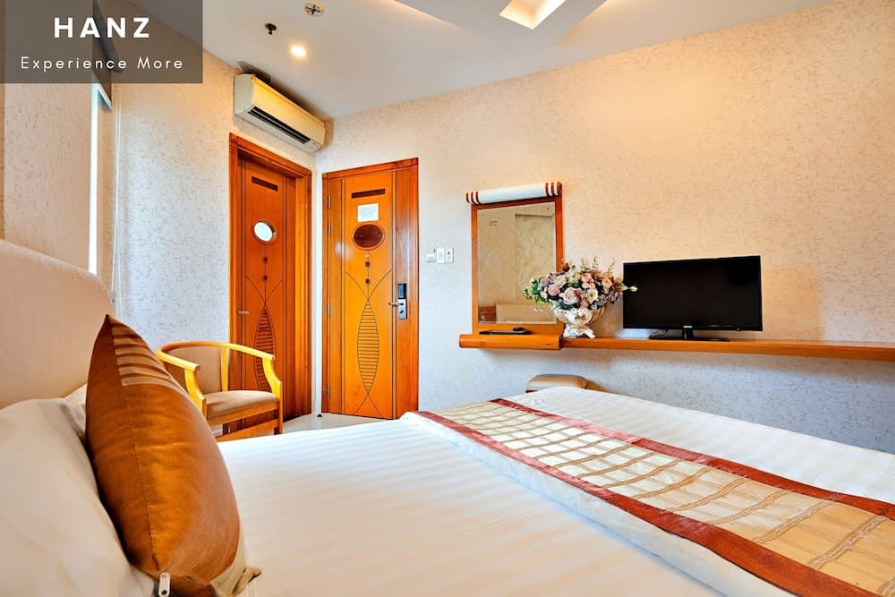 S79 Happy Hotel 2