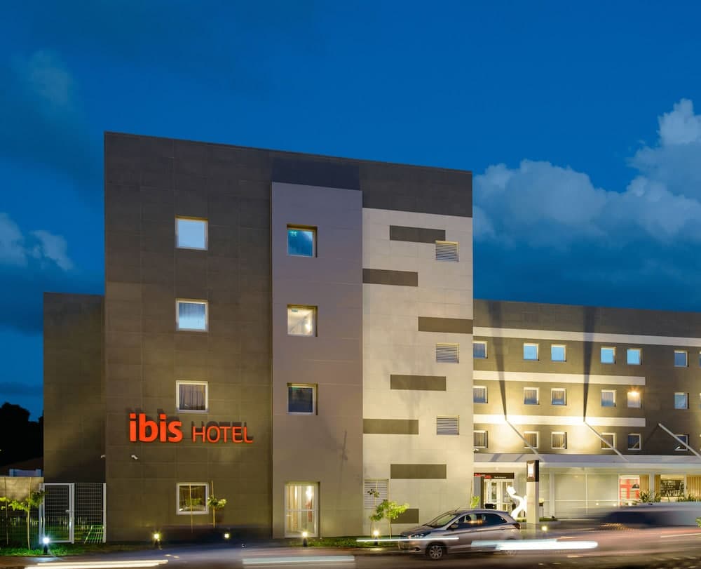 Konaklama yerinin ön cephesi - akşam/gece