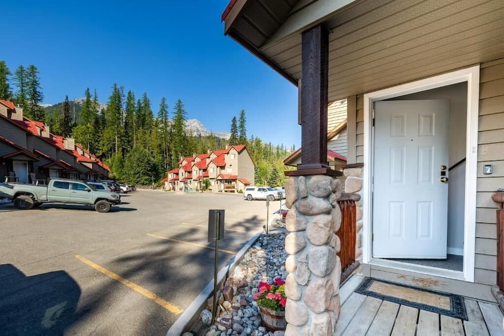 Stone Creek Chalet by Fernie Lodging CO