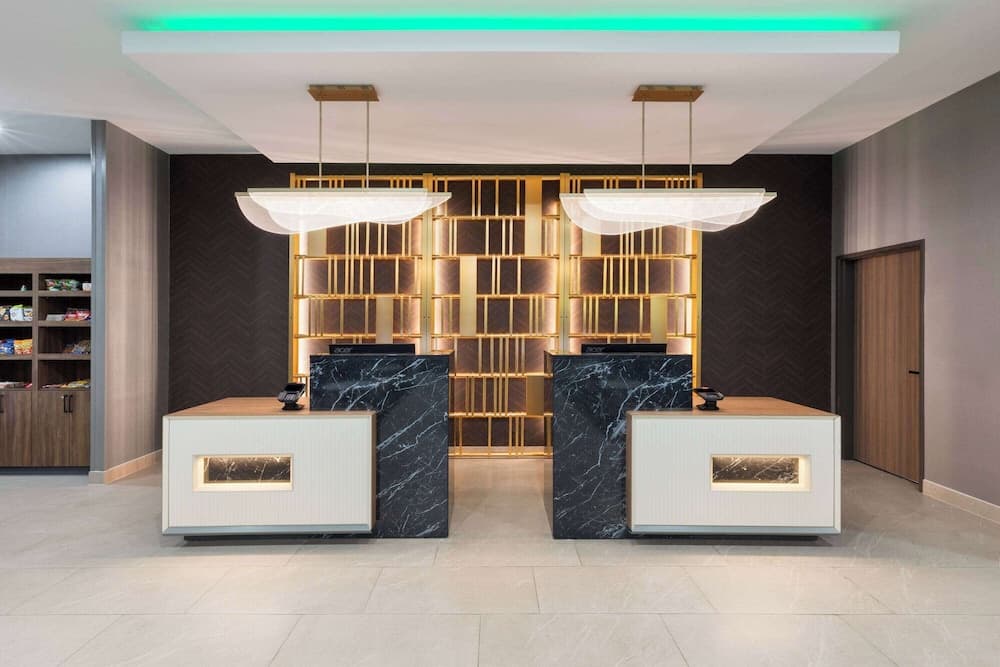 La Quinta Inn & Suites By Wyndham San Antonio At The Rim