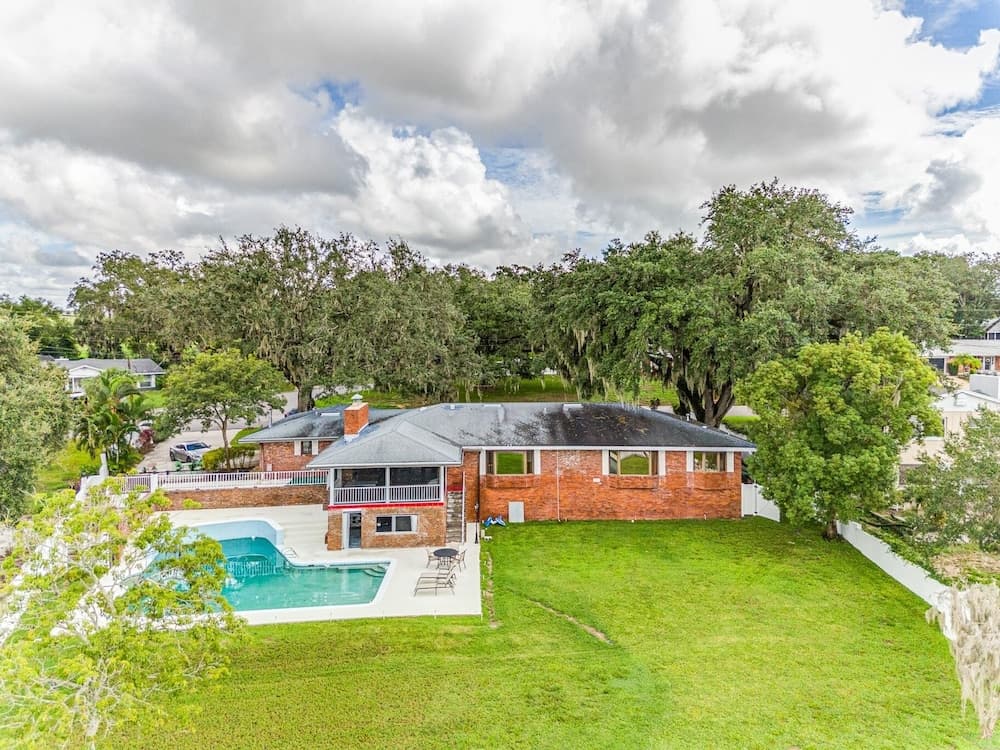 Beautiful Lake View Retreat Drivable To Theme Parks 3 Bedroom Home