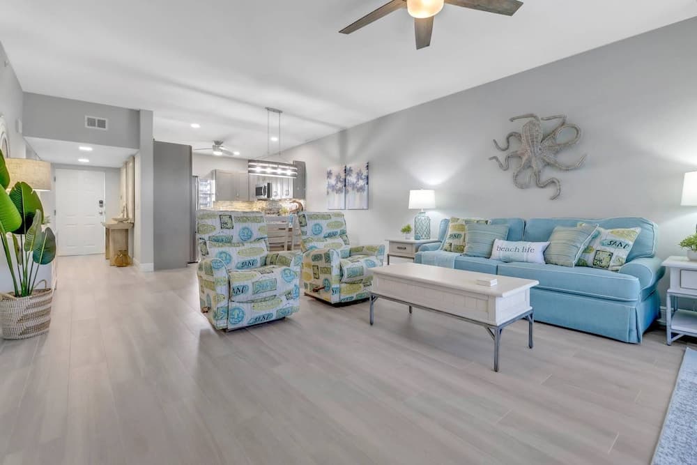 4361 Bay Beach Ln #422