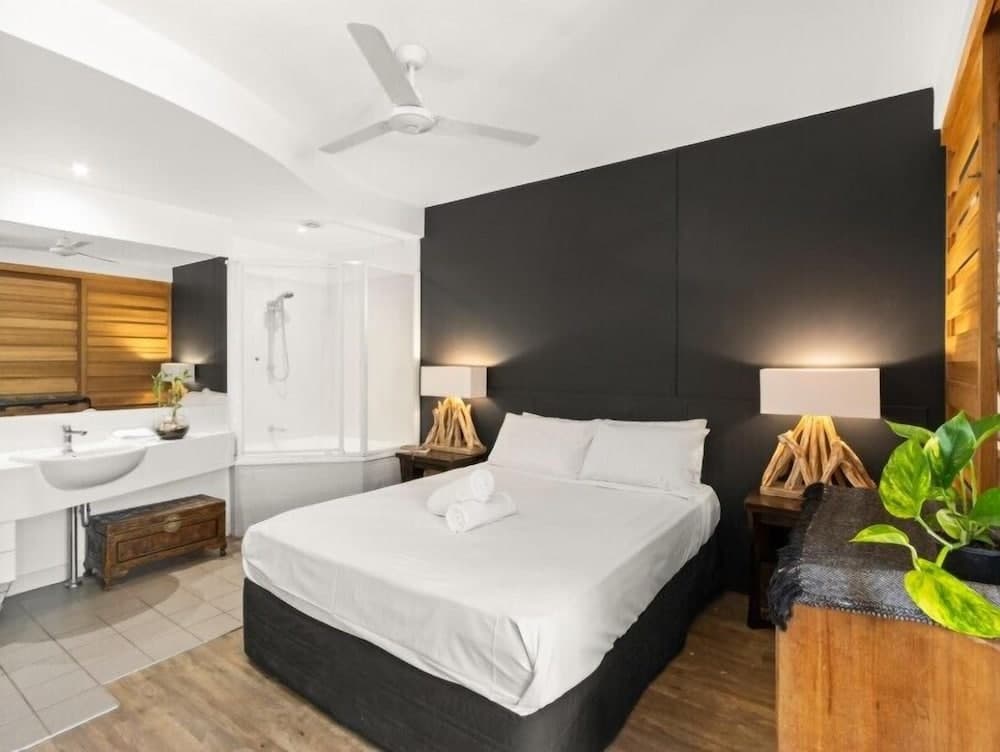 Casuarina Apartment 200m from the Beach