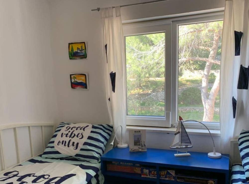Cozy Beachfront Apartment Rogoznica