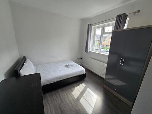 Limehouse En-suite With Garden View
