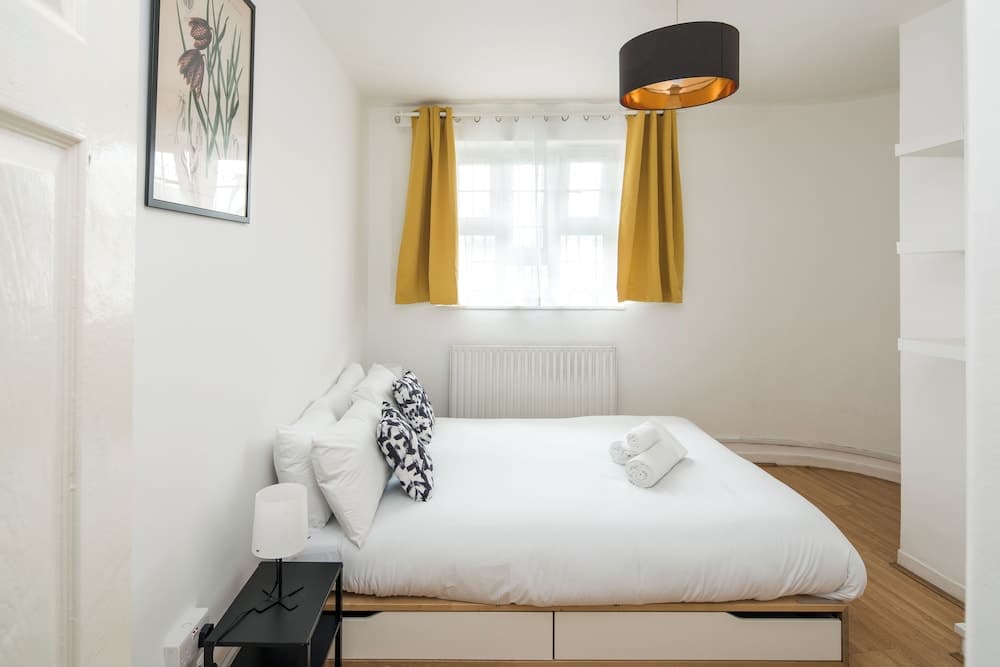 Stylish 2BD Flat with Balcony Near Stepney Green