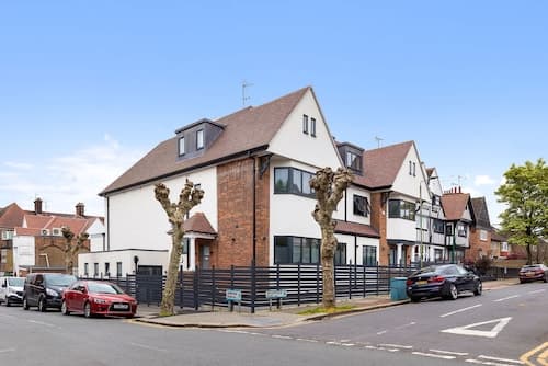 Bright Studio Retreat in Golders Green