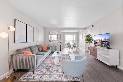 Spacious and Cozy King Bed 2BR Suite 5 Min to DT