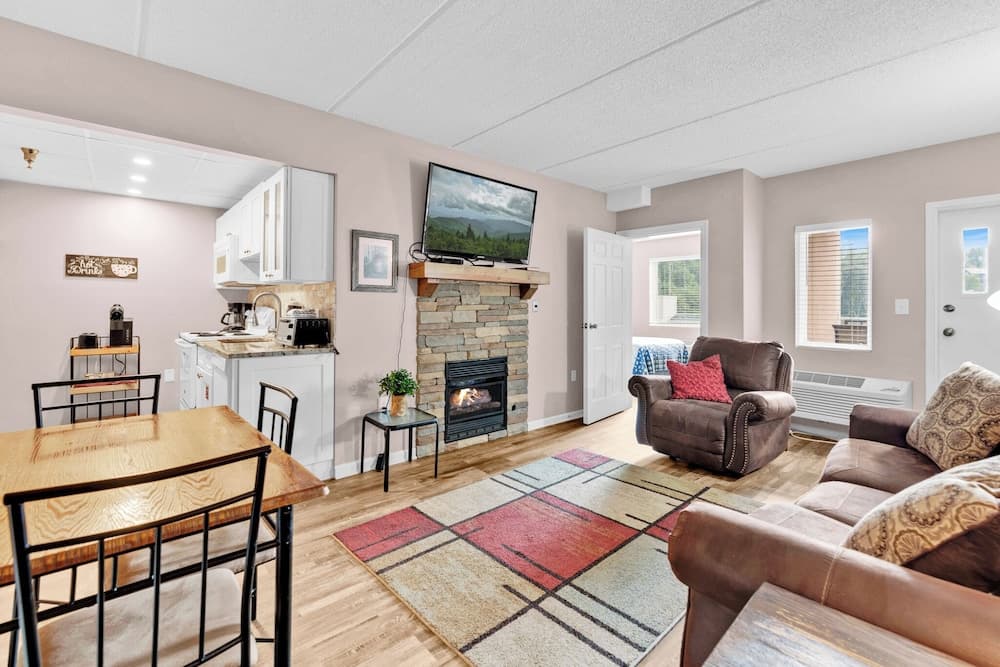 Trendy 2 BDR Condo w/ Pool + Hot Tub Near Downtown
