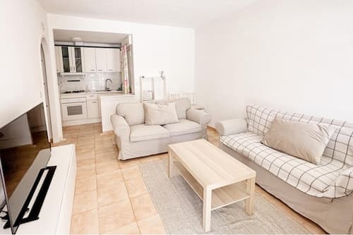2bed Apt Sleeps 4 - Parking, Patio, Wifi