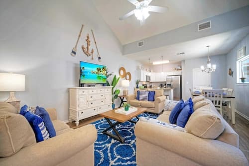 Walk to Beach Shared Pool Access, Golf Cart Zone Carpe Beach Bum by Avantstay