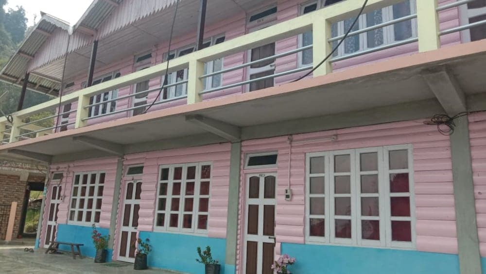 Goroomgo Pink Floyed Homestay Kalimpong