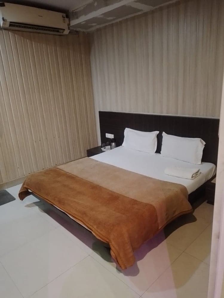 Goroomgo Ganga Palace Mathura