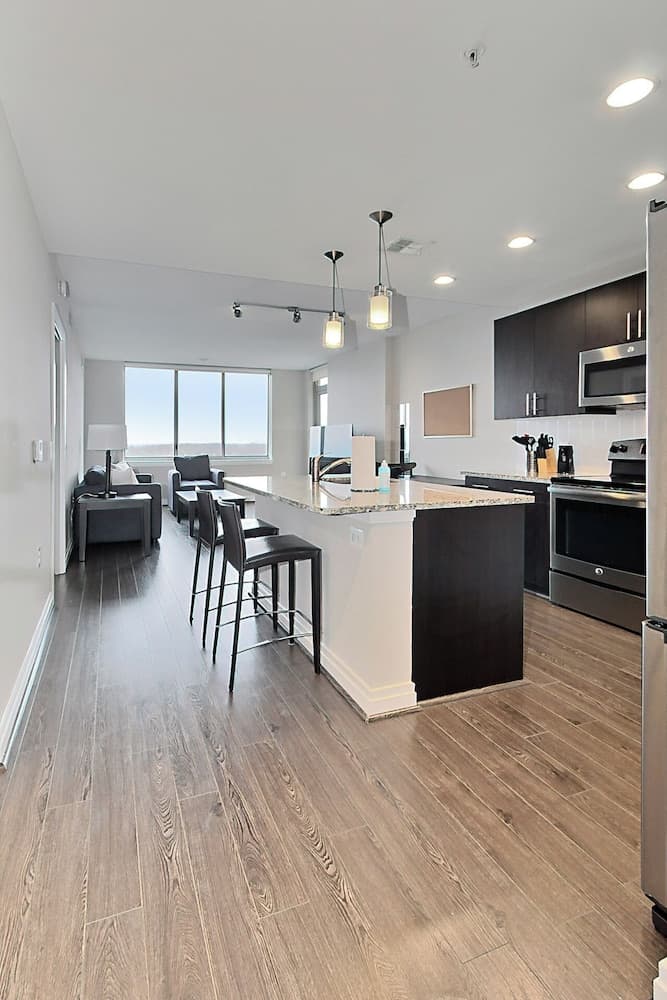 Modern getaway in Reston 2 bedroom