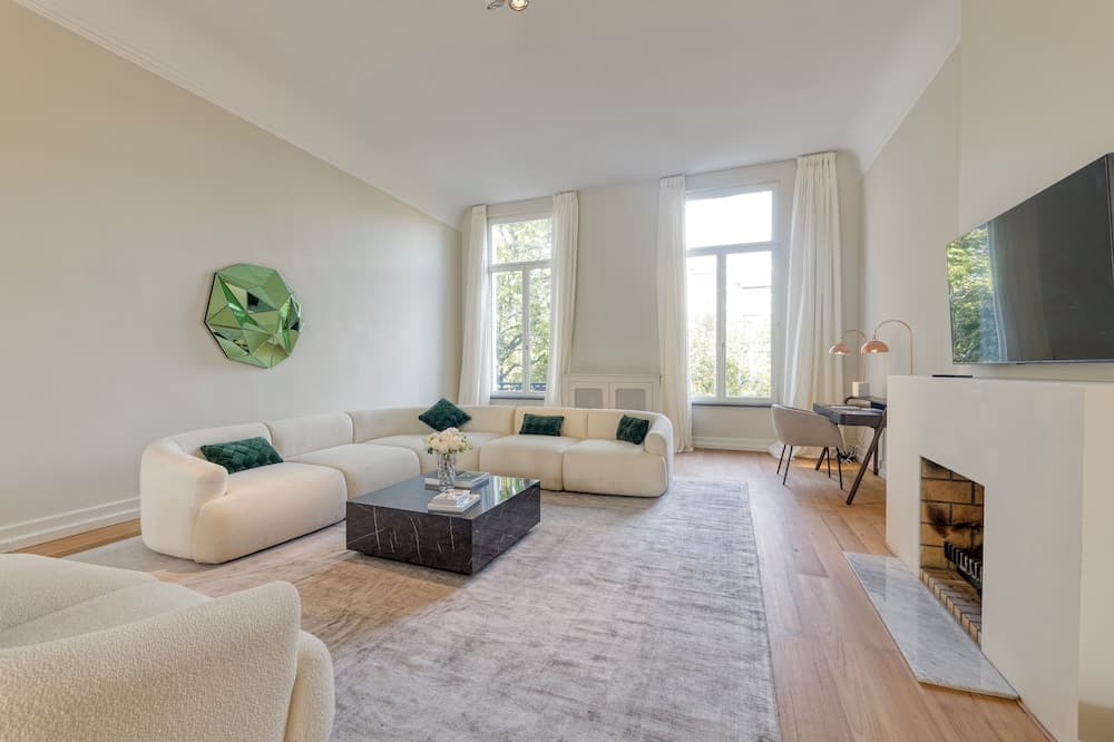 Luxurious 3-Bedroom 280sqm center